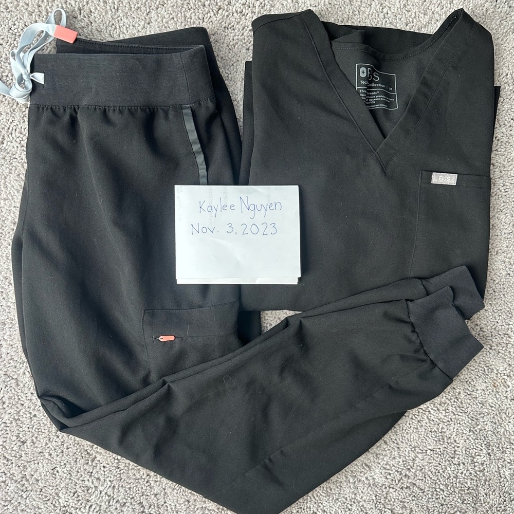 FIGS Muoy jogger set